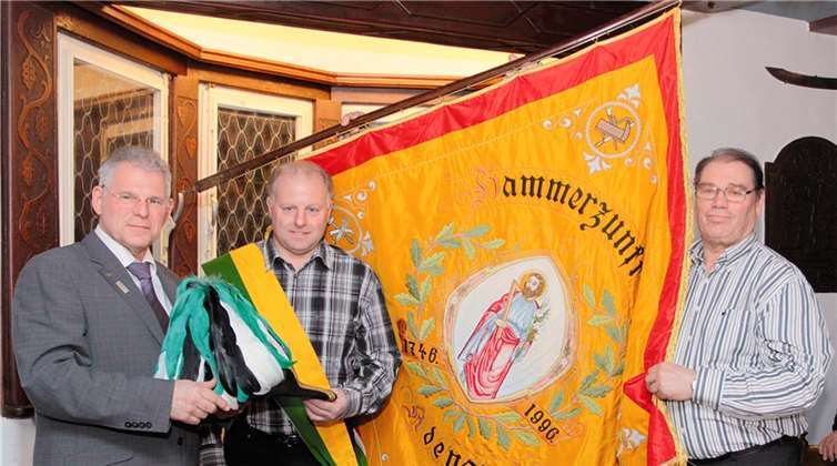 Altmeister Martin Funke (li) überreicht an den neuen Zunftmeister Dieter May (2.v.li) Hut und Schärpe (re.): Jungmeister Dieter Becker. SES