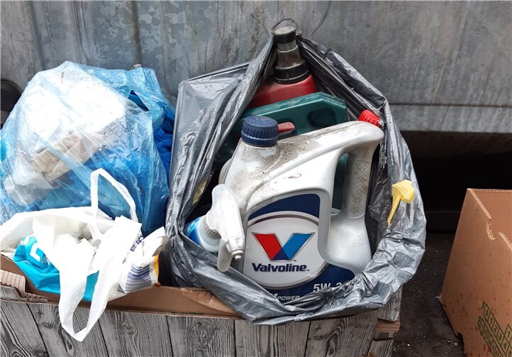 Altölentsorgung im Bereich der Altglas- und Altkleidercontainer in Wallen. Foto: privat