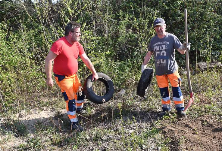 Altreifen waren schon immer ein Problem bei illegalen Müllkippen. Derzeit kommen die SBN-Mitarbeiter, hier André Fischer (l.) und Michael Klein, trotz erschwerter Bedingungen wegen dem Corona-Virus kaum hinterher, um die gemeldeten Abfälle zu entsorgen. Foto: Servicebetriebe Neuwied