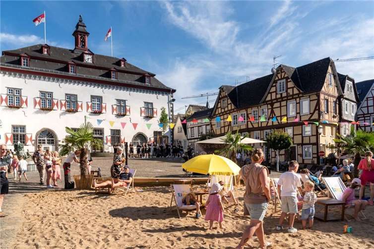 „Strünzer Strand“: Linz lädt zum Sommerurlaub mitten in der Stadt Altstadt mit Sand und Sound: Der Strünzer Strand kehrt zurück. Fotos: Tourist-Information Linz am Rhein