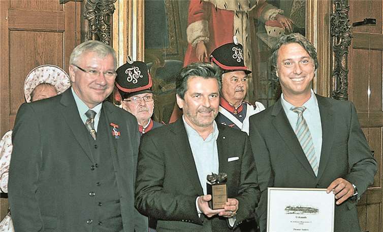 Thomas Anders hat positive Aufmerksamkeit auf Koblenz gelenkt Altstadtpreis für Thomas Anders, links OB Hofmann-Göttig und rechts Dr. Markus Artz.