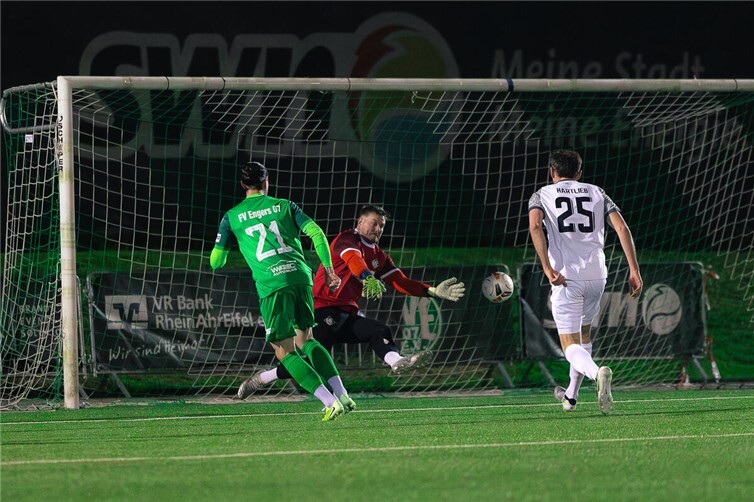 „Altstar“ Sören Klappert hat in seiner langen, langen verletzungspause seine Torgefährlichkeit nicht eingebüßt. Wenige Minuten nach seiner Einwechslung machte er mit seinem 3:1 gegen Ludwigshafen „den Deckel drauf“.