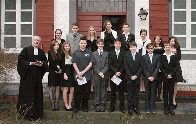 Altwied. Ein letztes Mal hat Pfarrer Georg Buß am 24. März die Konfirmation in der Ev. Kirchengemeinde Altwied durchgeführt. 16 Konfirmandinnen und Konfirmanden nahmen zum ersten Mal als vollwertige Mitglieder der Kirchengemeinde das Abendmahl entgegen. privat