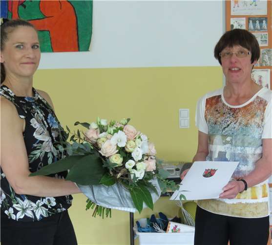 Alwine Thehos wurde von Schulleiterin Jana Hrabowski mit einem Blumenstrauß verabschiedet.Quelle: Lindenschule Bad Breisig