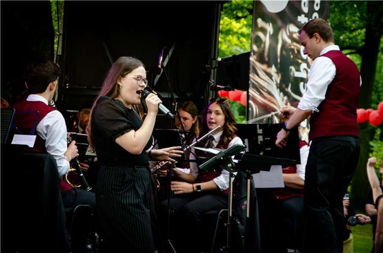 Alysha Matteson und das Blasorchester sorgen für ausgelassene Stimmung bei den Festgästen.  Foto: BO M&S