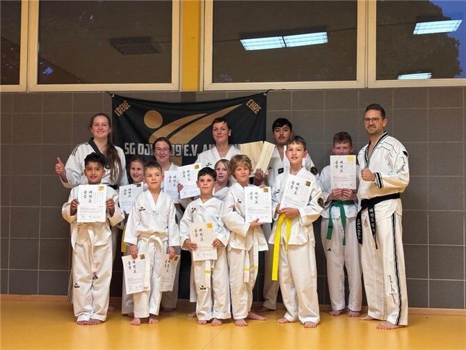 Am 06.10.2025 fand die jährliche Vereins-Gürtelprüfung der SG DJK 1909 e.V. Andernach – Manu’s Taekwondo statt. Insgesamt nahmen elf Sportler der Abteilung hieran teil. Foto: privat