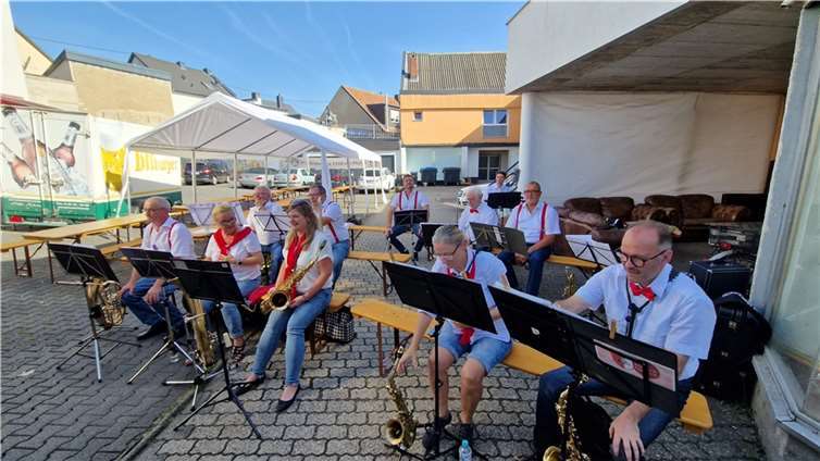 Am 08. September sorgte der Musikzug Rot-Weiß Plaidt e.V. für ausgelassene Stimmung beim alljährlichen Kirmesbaum-Aufstellen in Plaidt. Foto: privat