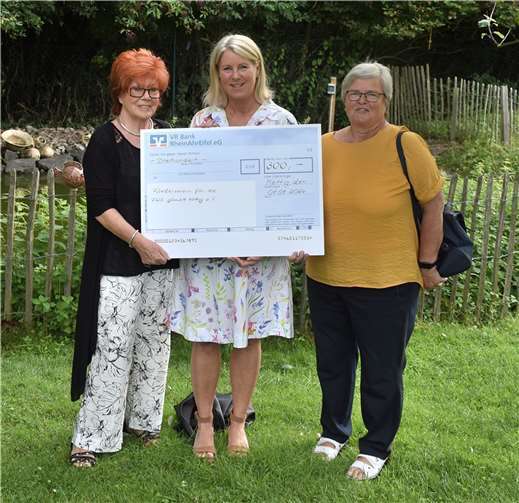 Am 08.08.2024 nahm Geschäftsführerin Iris Schubert von zwei Damen der Katholischen Frauengemeinschaft St. Mauritius Kärlich, Margret und Hildegard Dötsch, eine Spende i. H. v. 300 Euro entgegen. Foto: privat