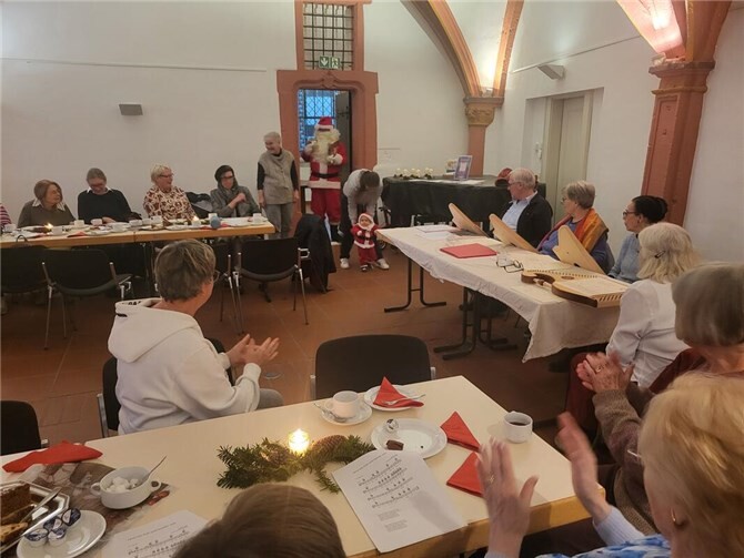 Am 1. Dezember 2025 fand zum Start in die Adventszeit ein Seniorennachmittag im festlichen Ambiente des Historischen Rathauses statt. Foto: Detlev Ullrich / privat