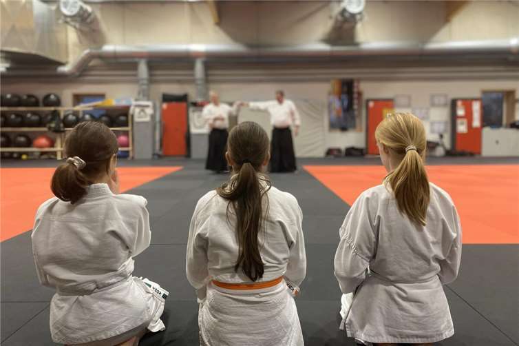 Am 1. Februar 2025 fand ein Aikido-Lehrgang in Lünen statt, an dem Evelina, Pina und Anastasiia gemeinsam mit ihrem Dojo-Leiter Roland und weiteren Mitgliedern des Shoshin Dojo teilnahmen. Foto: privat
