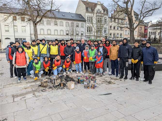 Am 1. Januar trafen sich die Kinder, Jugendlichen und Erwachsenen der „Ahmadiyya Muslim Jamaat“ Gemeinde Neuwied zum alljährlichen Neujahrsputz in der Innenstadt und auf dem Deichgelände.  Fotos: Volker Schölzel