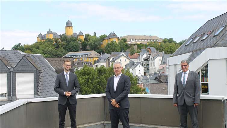 Am 1. Juli hat Andreas Klute (Mitte) seine neue Stelle als Werkleiter bei der Verbandsgemeindeverwaltung Montabaur angetreten. Bürgermeister Ulrich Richter-Hopprich (l.) und der Erste Beigeordnete Andree Stein begrüßten ihn im Rathaus. Foto: VG Montabaur