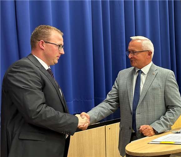 Am 1. Mai 2024 übernimmt Philipp Rasbach als Nachfolger von Michael Mahlert die Amtsgeschäfte als 1. Kreisbeigeordneter. Dies entschied der Kreistag auf seiner jüngsten Sitzung. Erster Gratulant war Landrat Achim Hallerbach. Foto: Thomas Herschbach
