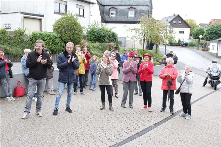 Am 1. Oktober feierten die Seniorinnen und Senioren sich und ihren weltweiten Aktionstag auf dem Vorplatz der Blumenapotheke.