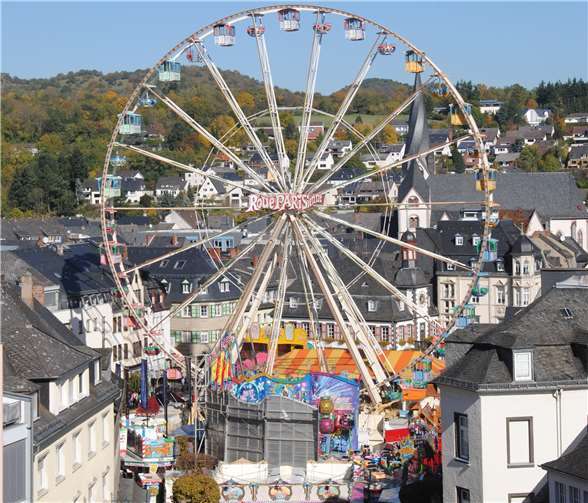 Einkaufsbummel am Lukasmarkt Am 1. Sonntag des Lukasmarktes haben die Geschäfte in der Mayener Innenstadt von 13 bis 18 Uhr geöffnet. Foto: Jasmin Alter/ Stadt Mayen