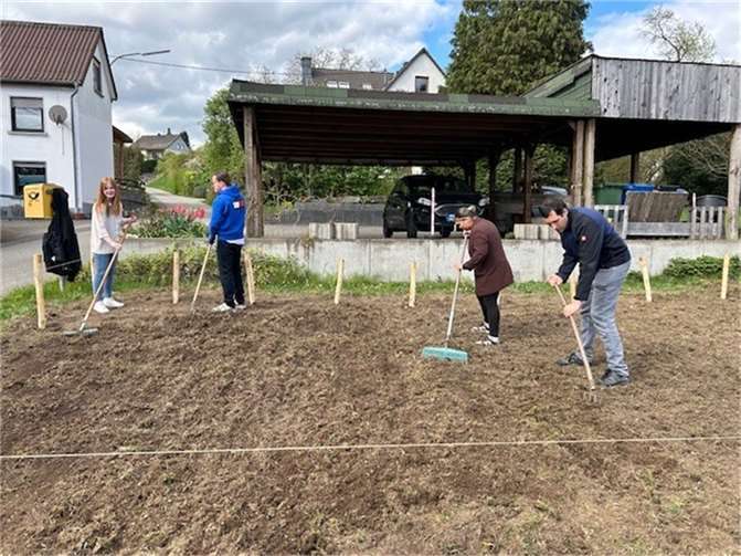 Am 10. April dieses Jahres waren die Azubis der POS Polsterservice GmbH aus Hausen-Solscheid auf den Beinen, um eine Ökowiese auf angrenzendem Firmengelände anzulegen.  Fotos: POS SERVICE GROUP