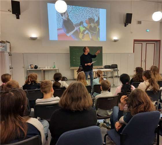 Am 10. Dezember 2024 nahmen die 5. Klassen - wie jedes Jahr am Literaturtag - an einer unterhaltsamen Lesung des bekannten Jugendbuchautors Stefan Gemmel teil. Foto: privat