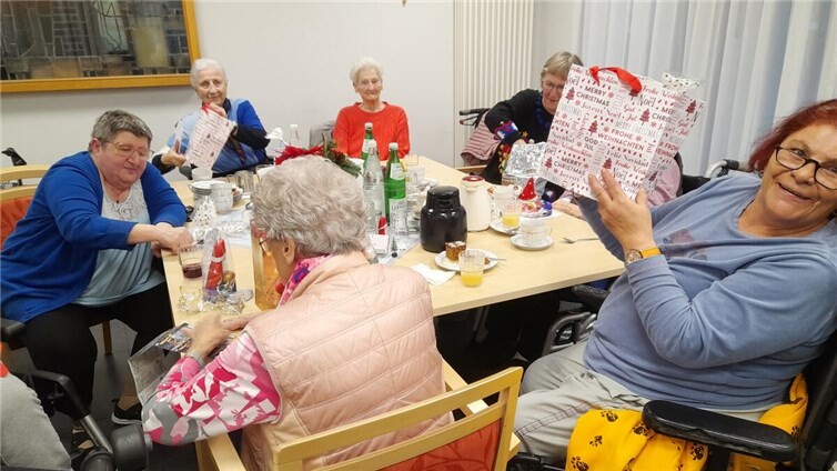 Am 10. Dezember 2025 brachten die Helf-Angels strahlende Augen und weihnachtliche Stimmung ins Seniorenzentrum St. Stephanus in Polch. Foto: privat
