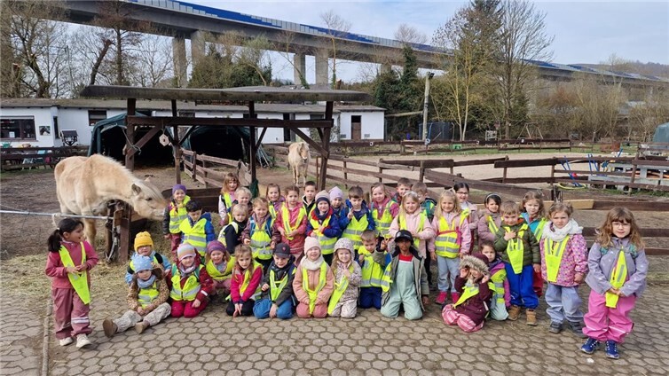 Am 10.03.2026 starteten die „Jolinchen“-Kids gegen 9 Uhr bei schönem Wetter einen Ausflug zum „LiebLINGshof“ in Plaidt. Foto: privat