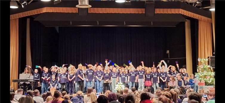 Am 11. Dezember öffneten sich erneut die Türen zur Adventsfeier der „Schule im Ländchen“. Auch in diesem Jahr fand das stimmungsvolle Konzert in der Aula der Hans-Dietrich-Genscher-Schule statt und bot ein abwechslungsreiches Programm. Foto: privat