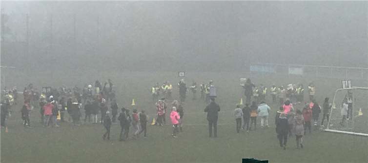 Am 11.11.2020 zogen die Kinder am frühen Morgen bei dichtem Nebel mit ihren selbstgebastelten Laternen, ihren Lehrkräften sowie einigen Betreuungskräften der Ganztagsschule über den Sportplatz.Foto: privat