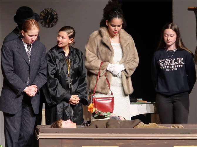 Am 12. und 13. Mai 2023 fand im Rheinbacher Stadttheater die Aufführung des Theaterstücks „Der Selbstmörder“ von Nikolai Erdmann statt. Gespielt wurde die Komödie vom Literaturkurs der Jahrgangsstufe 11. Foto: Claudia Spittel