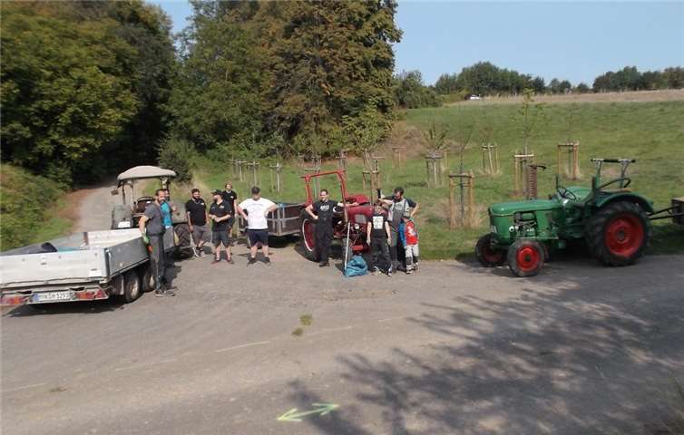 Am 12.09.2020 ging es morgens mit drei Teams mit Traktoren und Anhänger los, um die Wiesen und Feldwege rund um Weitersburg zu reinigen.Foto: privat