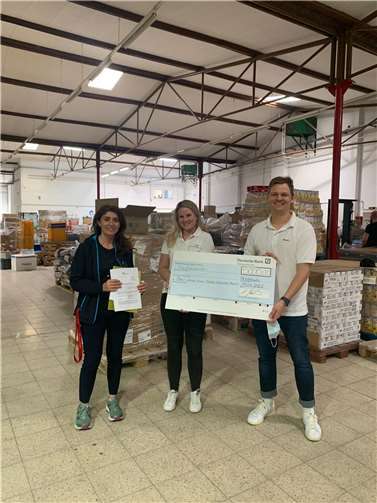 Am 13. April 2022 konnte durch Vertreter der dmt. Physiotherapie ein Scheck an den gemeinnützigen Verein Blau-Gelbes Kreuz e.V. in Köln übergeben werden. Foto: privat