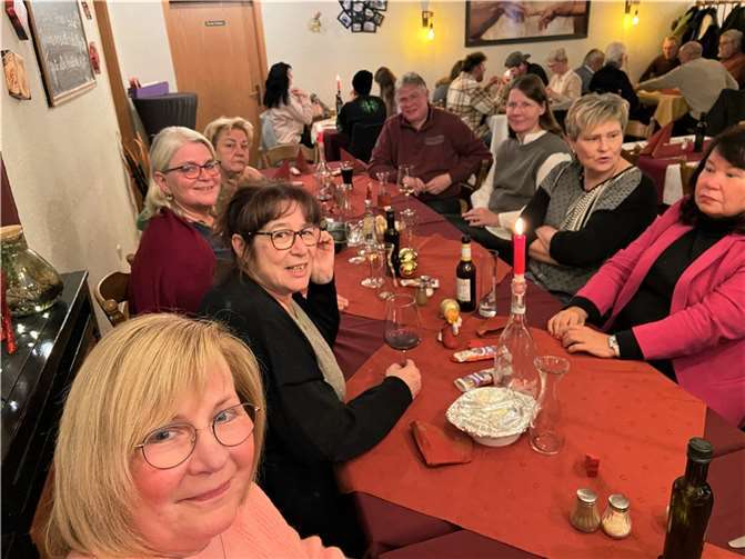 Am 13. Dezember 2022 war es wieder soweit. Die Kostümgruppe der Rot-Weißen-Husaren traf sich zum besinnlichen Jahresausklang. Im Schützenhof „Da Rosanna“. Foto: privat