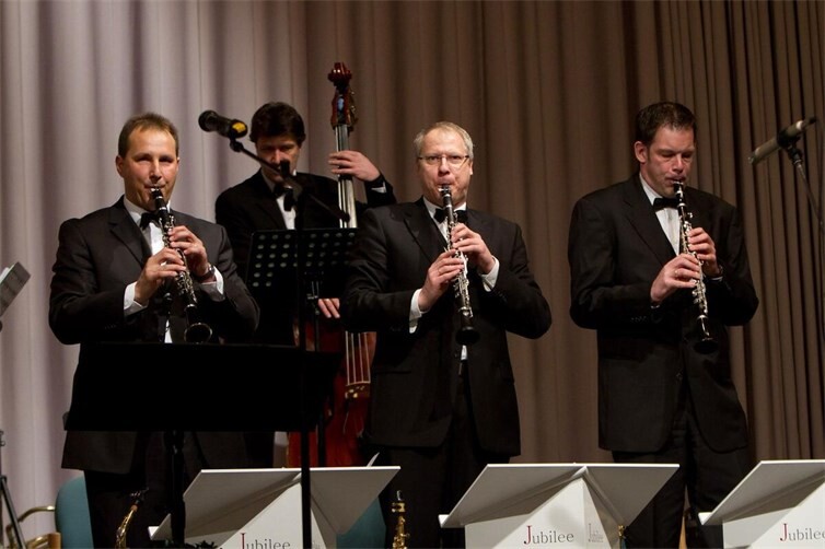 Am 13. Dezember 2026 lädt das Jubilee Ballroom Orchestra zum Konzert „Fröhliche Weihnacht“ in die Mittelrheinhalle Andernach ein.