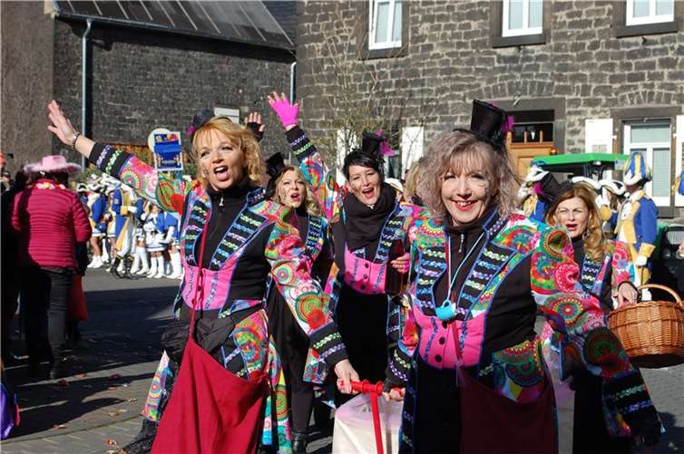 Am 13. Februar ab 14.11 Uhr ziehen die bunt kostümierten Jecken wieder beim Mendiger Veilchendienstagszug durch die Straßen.  Foto: Archiv/SK