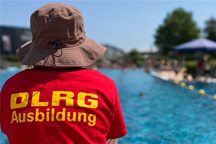 Am 13. Juni werden die AusbilderInnen der DLRG im Freibad Andernach am Beckenrand stehen und Schwimmabzeichen abnehmen.