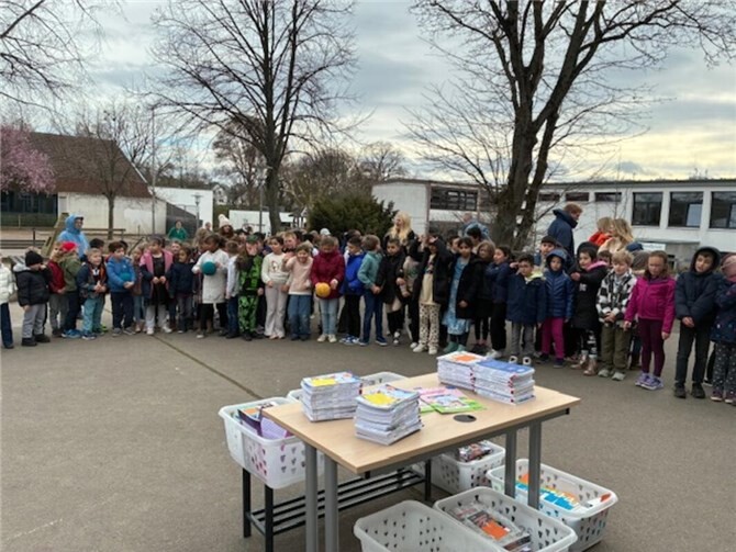 Am 13. März 2026 fand in der KGS Meckenheim, Kirchplatz 3, die erste Übergabe von Büchern an rund 430 Schülerinnen und Schüler der Schule statt. Foto: privat