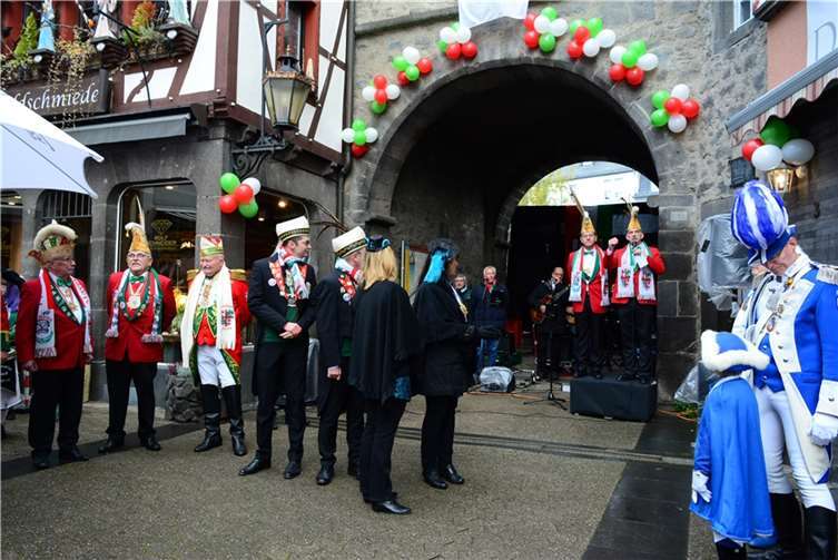 Am 13. Oktober hatte die Alte Grosse Mayener Karnevalsgesellschaft die Session am Brückentor erst eröffnet. Foto: CF