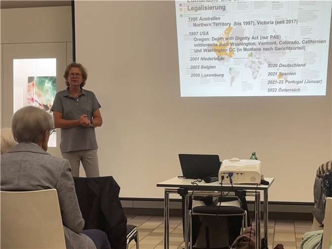 Am 13. Oktober hielt Prof. Radbruch im Rheinbacher Glasmuseum einen Vortrag zu dem Thema „Wenn Menschen nicht mehr Leben wollen“. Foto:privat