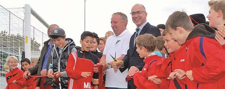 Am 13. September 2013 wurde der Kunstrasenplatz eröffnet. Das Bild zeigt Bürgermeister Bert Spilles und den Vereinsvorsitzenden Juppi Schoenenberg mit jungen Sportlern; ganz links die beiden Ortsvorsteher. SC-Altendorf-Ersdorf