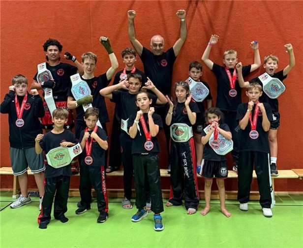 Am 13. September 2025 war das Alpha Gym e.V. mit elf Kämpferinnen und Kämpfern bei der Internationalen Deutschen Meisterschaft der WFMC in Meckenheim vertreten. Foto: privat