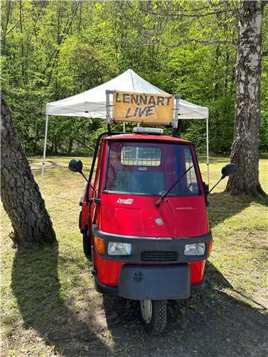 Am 13. September steht Oberbürgermeister Lennart Siefert mit seiner Ape am Kirchplatz in Niederlahnstein. Wer ein Anliegen hat, kann einfach vorbeikommen. Foto: Eva Dreiser / Stadtverwaltung Lahnstein