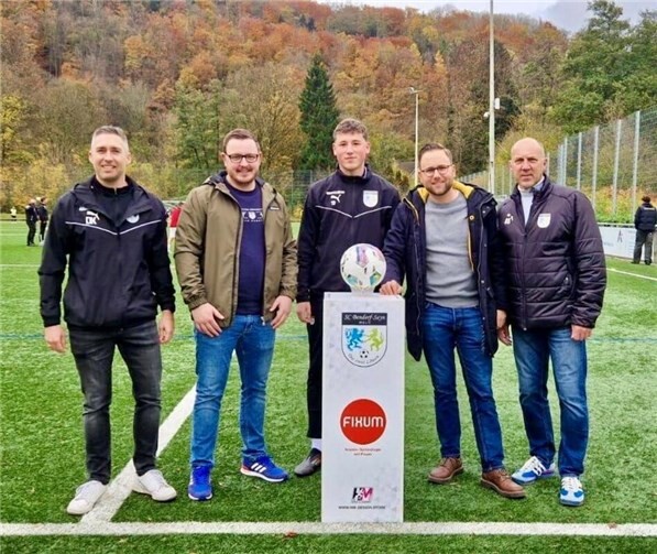 Am 13. Spieltag der Kreisliga A Westerwald/Wied traf der SC Bendorf-Sayn in der heimischen Sayntal-Arena auf den SSV Heimbach-Weis. Für das Derby spendete der SPD-Landtagskandidat für den Wahlkreis 10, Kai Dommershausen, den offiziellen Spielball und verfolgte die Partie gemeinsam mit dem Vorsitzenden der SPD-Stadtratsfraktion Bendorf, Dominik Pretz. Foto: privat