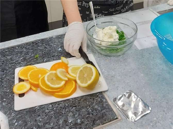 Am 13. und 24. Januar 2025 setzten die HuS-Kurse 7BR und 8d der Geschwister-Scholl-Realschule plus unter der Leitung von Julia Willach und Eike Mund ein praxisorientiertes Hauswirtschaftsprojekt um. Foto: Linda Pfannschmidt