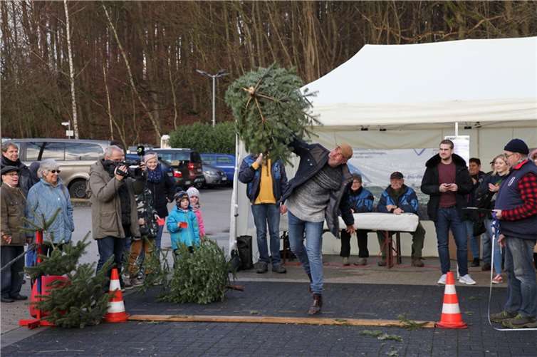 Am 14. Januar ab 14. Uhr beginnt der Wettbewerb des Weihnachtsbaumweitwurfs in Hillscheid.  Foto: Richard Jaros