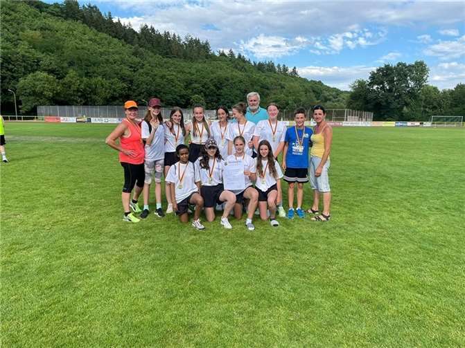 Am 14.07.2022 starteten zehn motivierte und gut gelaunte Mädchen der Geschwister Scholl Realschule plus in Andernach zum Landesentscheid Leichtathletik nach Konz in der Nähe von Trier. Foto: privat