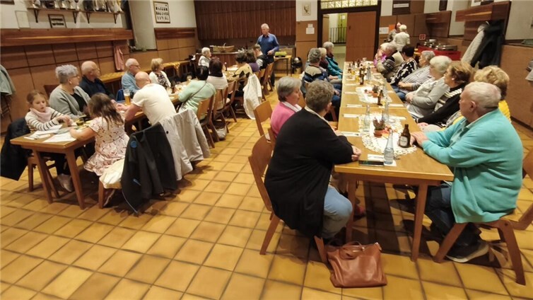 Am 14.11. traf sich die St. Josef Nachbarschaft Nickenich zum Döppekooche-Essen im Saal des Pfarrzentrums St. Arnulf. Foto: privat