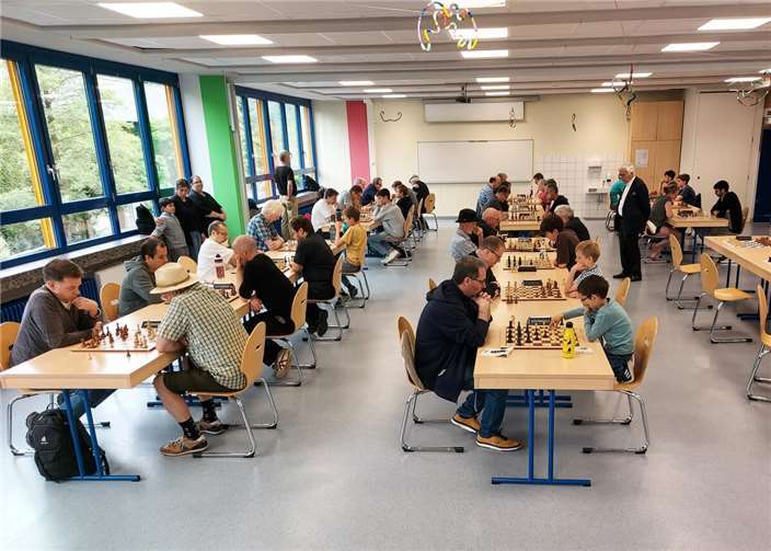 Am 15. Juni 2025 veranstaltete der Schachclub Remagen-Sinzig anlässlich des 75-jährigen Vereinsbestehens ein Schnellschach-Open in der Aula der IGS Remagen. Foto: privat