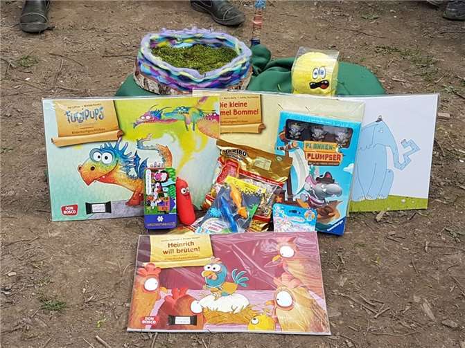 Am 15.04.2024 war es dann endlich soweit und Katja Schulten vom JAEB hat den Preis für den gewonnen Bastelwettbewerb an die Kinder, die sich sehr gefreut haben und stolz auf ihr Kunstwerk waren, überreicht. Foto: privat