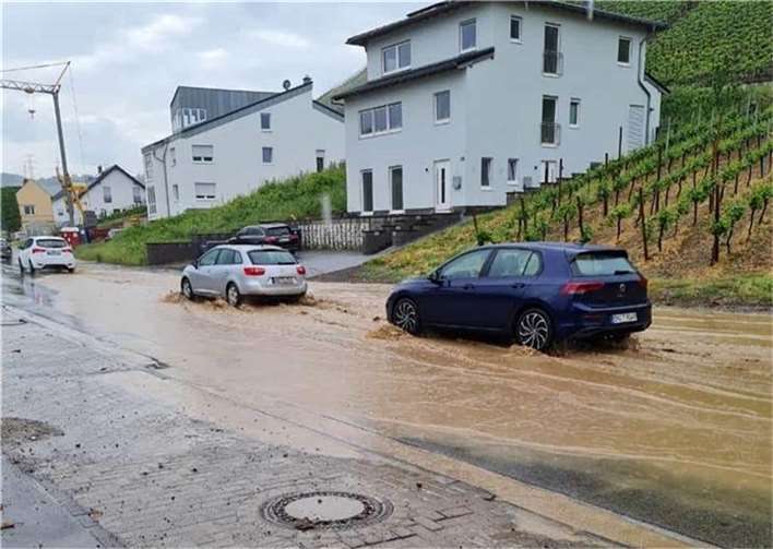 Bad Neuenahr-Ahrweiler: Einwohner sollen Rückstauklappen überprüfen Am 16. Mai wurden in Bad Neuenahr-Ahrweiler zahlreiche Straßen aufgrund von schweren Regenfällen überschwemmt. Foto: Feuerwehr Bad Neuenahr