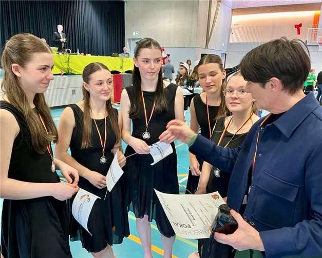 Am 16.12.2023 zeigten die talentierten Tänzerinnen der Gruppe „Herz Terz“ unter der Leitung von Alexandra Huiskens beim Jugend-Mannschaftspokal 2023 in Ingelheim eine beeindruckende Leistung. Foto: privat