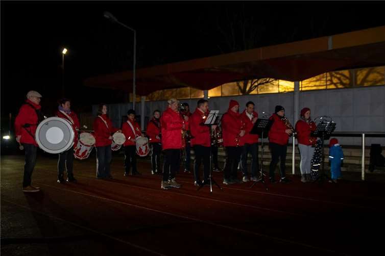 Am 17. Dezember 2024 versammelten sich zahlreiche Mitglieder, Familien und Freunde des VfL Meckenheim 1920 e.V. im Preuschoff-Stadion, um gemeinsam das erste Adventssingen des Vereins zu feiern. Foto: privat