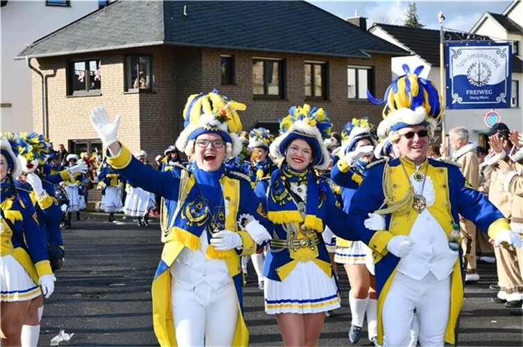 Am 17. Februar zieht der Veilchendienstagszug durch Sinzig.  Foto: Archiv / RASCH