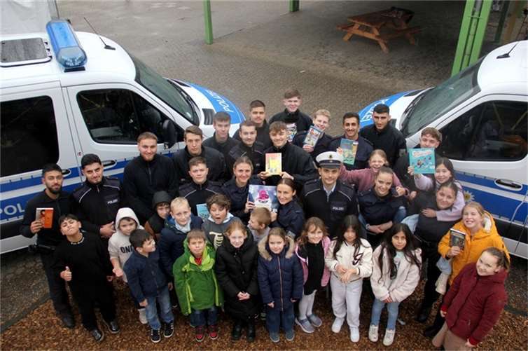 Am 17. November 2023 besuchten angehende Polizistinnen und Polizisten der Lehrgruppe SWT 23 II 2 zusammen mit ihren Lehrkräften die Swistbachschule in Swisttal-Heimerzheim. Foto: privat
